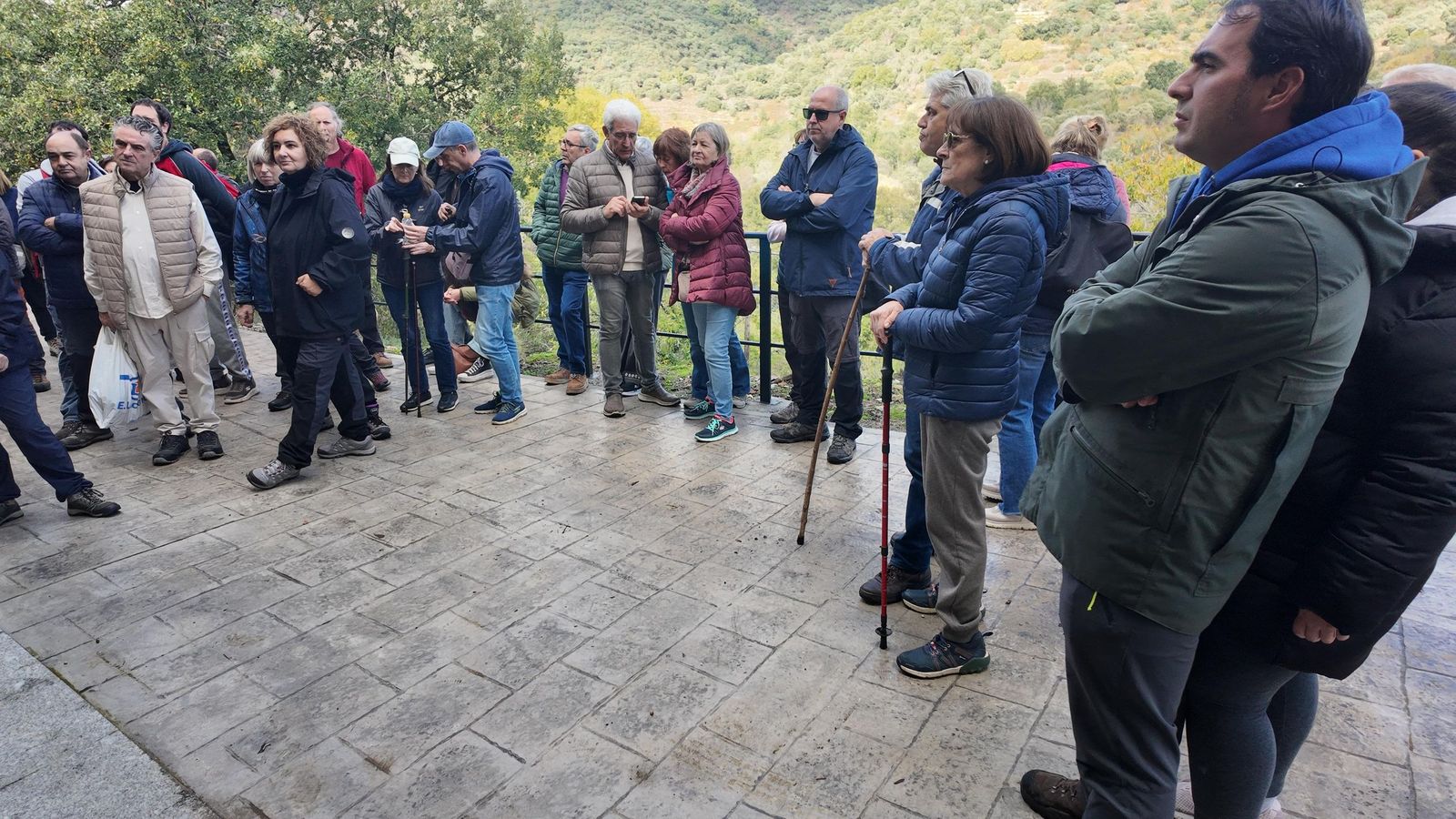 Más de 100 personas participan en “Catando un territorio” con catas gratuitas, ruta teatralizada y una visita al centro de interpretación del aceite