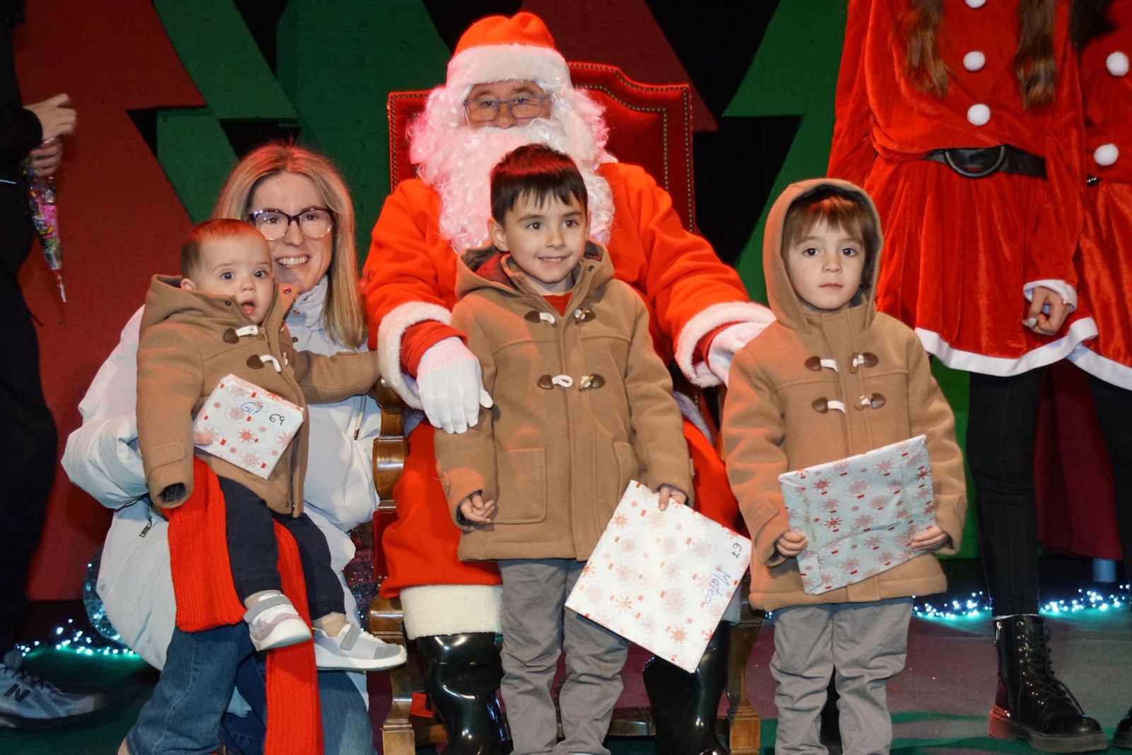 Papá Noel recorre las calles de Alba de Tormes y entrega regalos a los niños