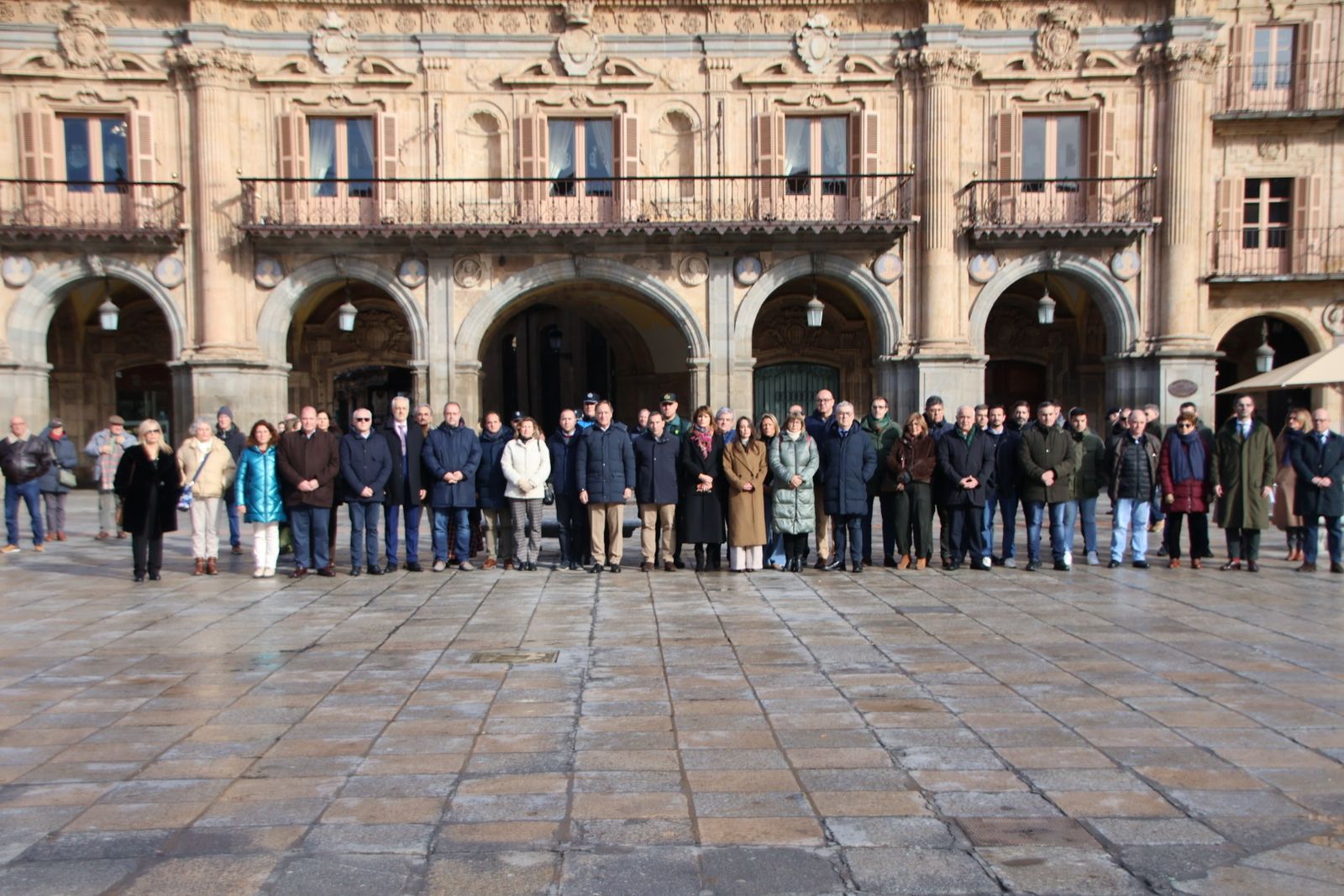 La Corporación municipal guarda un minuto de silencio por las víctimas del accidente ferroviario en la localidad cordobesa de Adamuz