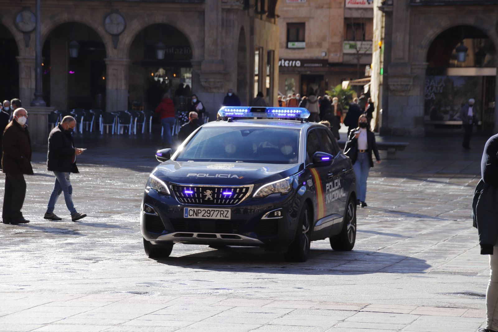 Policía Nacional Gente en la Plaza Mayor de Salamanca. Foto de archivo
