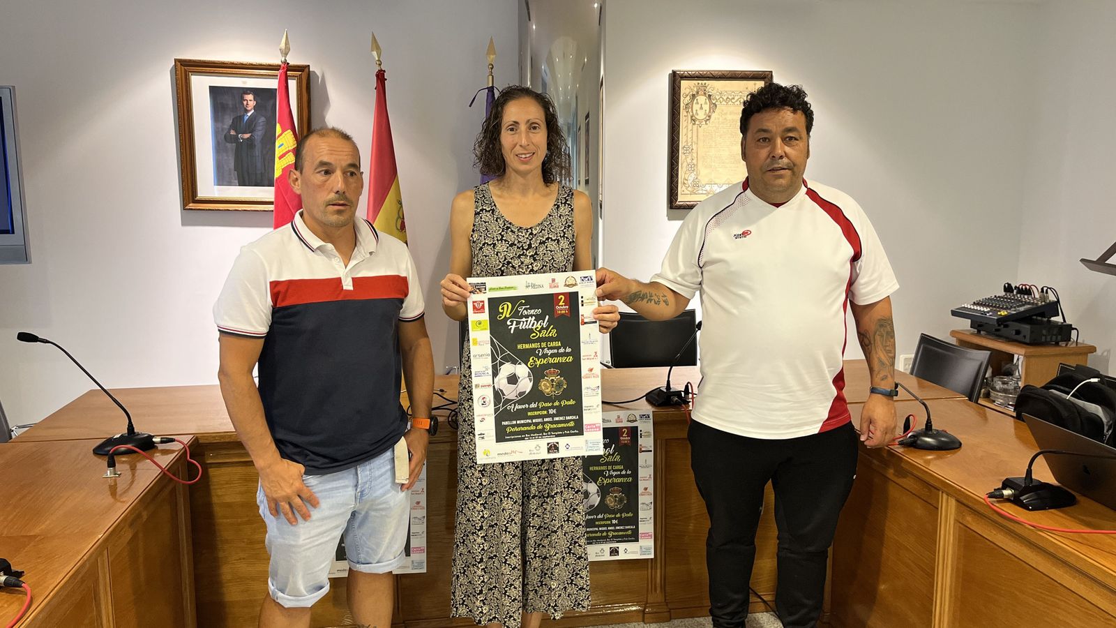 La concejala de Deportes, Pilar García, junto a Mikel Delgado y Ramón García en la presentación del Torneo