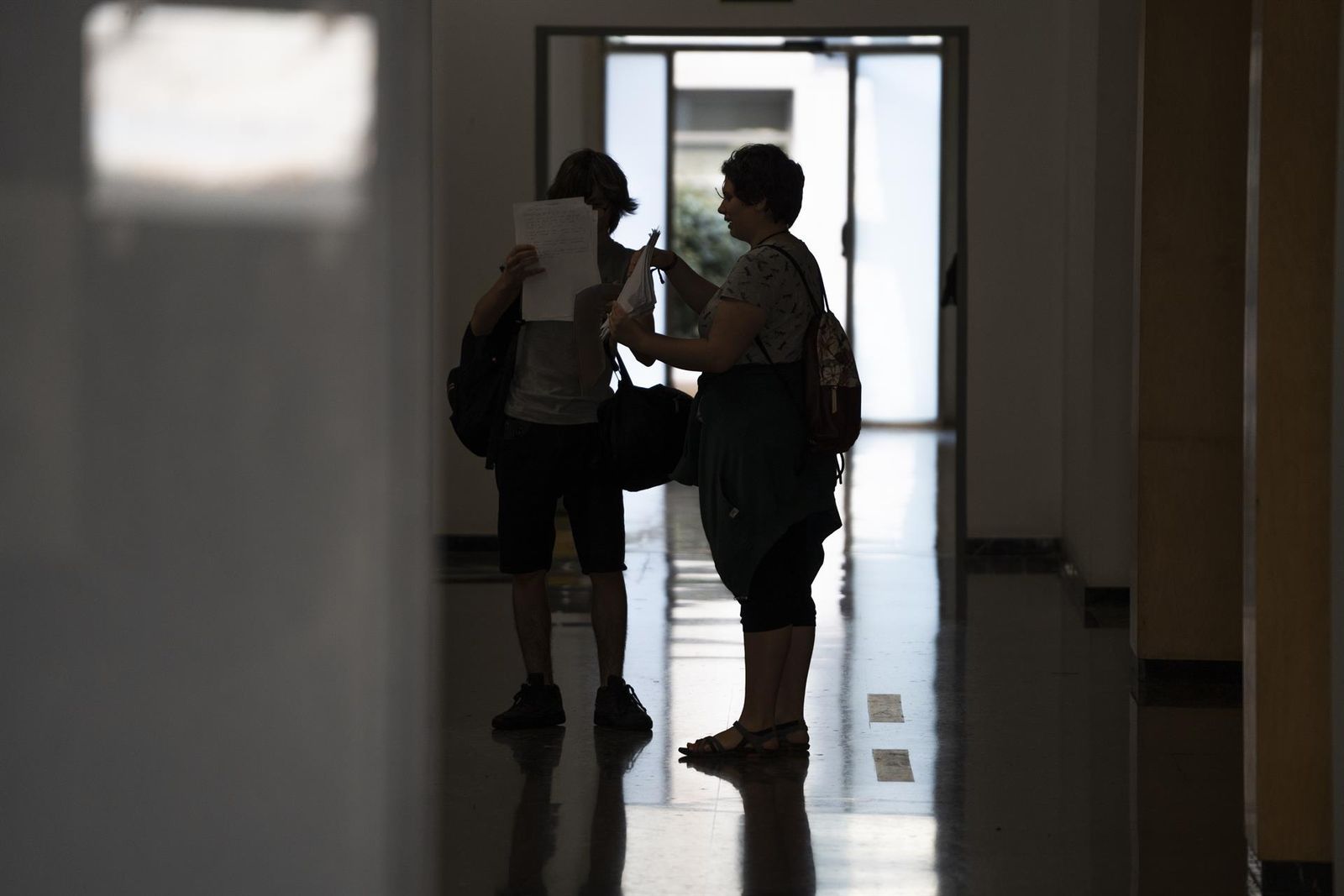Estudiantes esperan en los pasillos el día que comienzan las pruebas de acceso a la universidad 2023 - Jorge Gil - Europa Press - Archivo