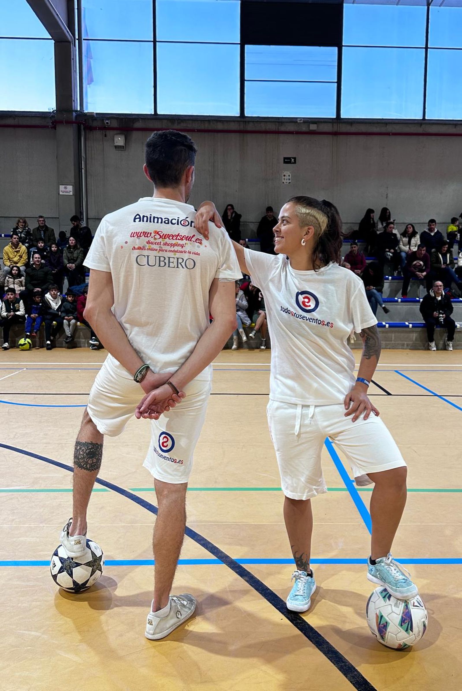 Los jóvenes de Castellanos de Moriscos se divierten con una exhibición de Freestyle