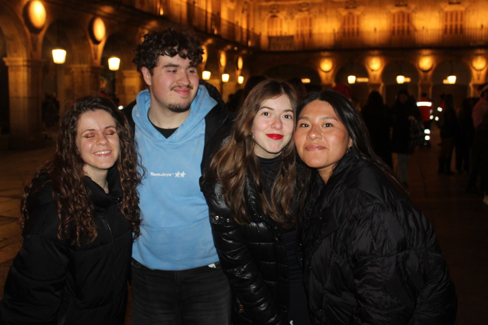 Miles de personas disfrutan de las campanadas y la fiesta del Fin de Año Universitario