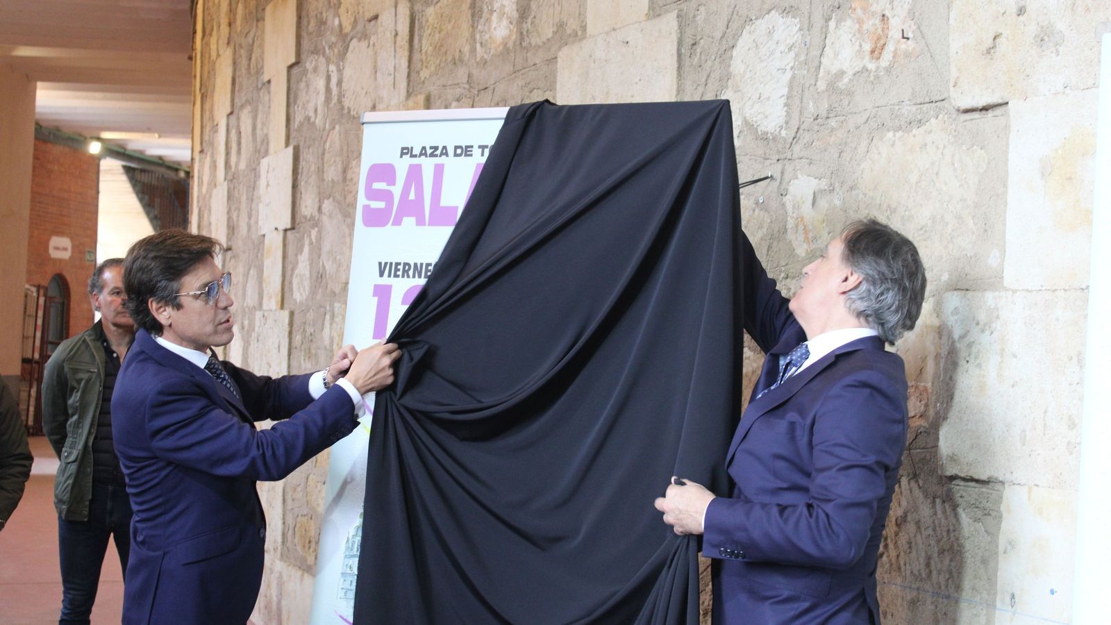 El alcalde de Salamanca, Carlos García Carbayo, junto a Antonio barrera descubriendo el cartel para la II edición de la corrida por San Juan de Sahagún