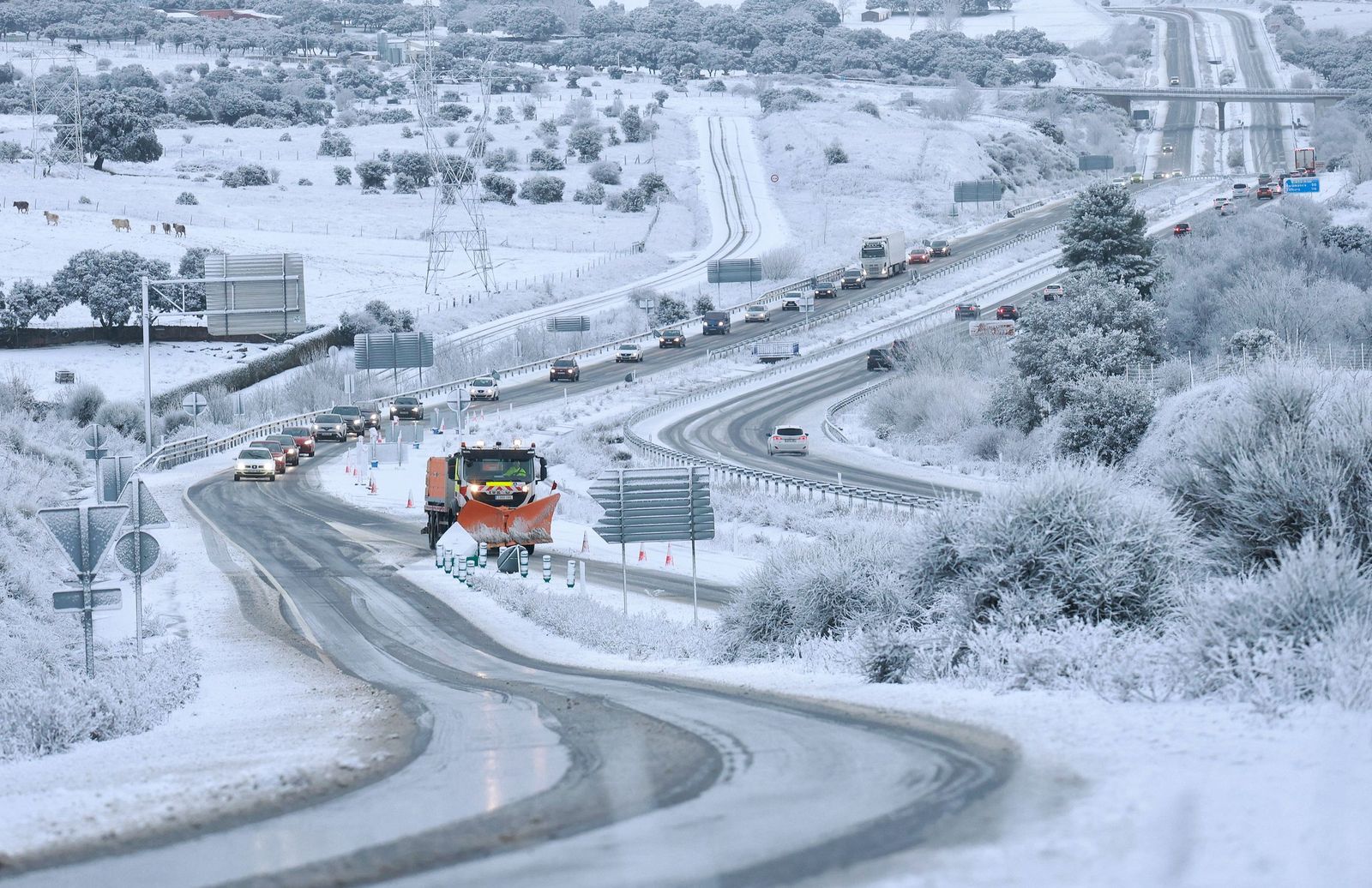 Nieve en la A-66, entre Guijuelo y Bejar