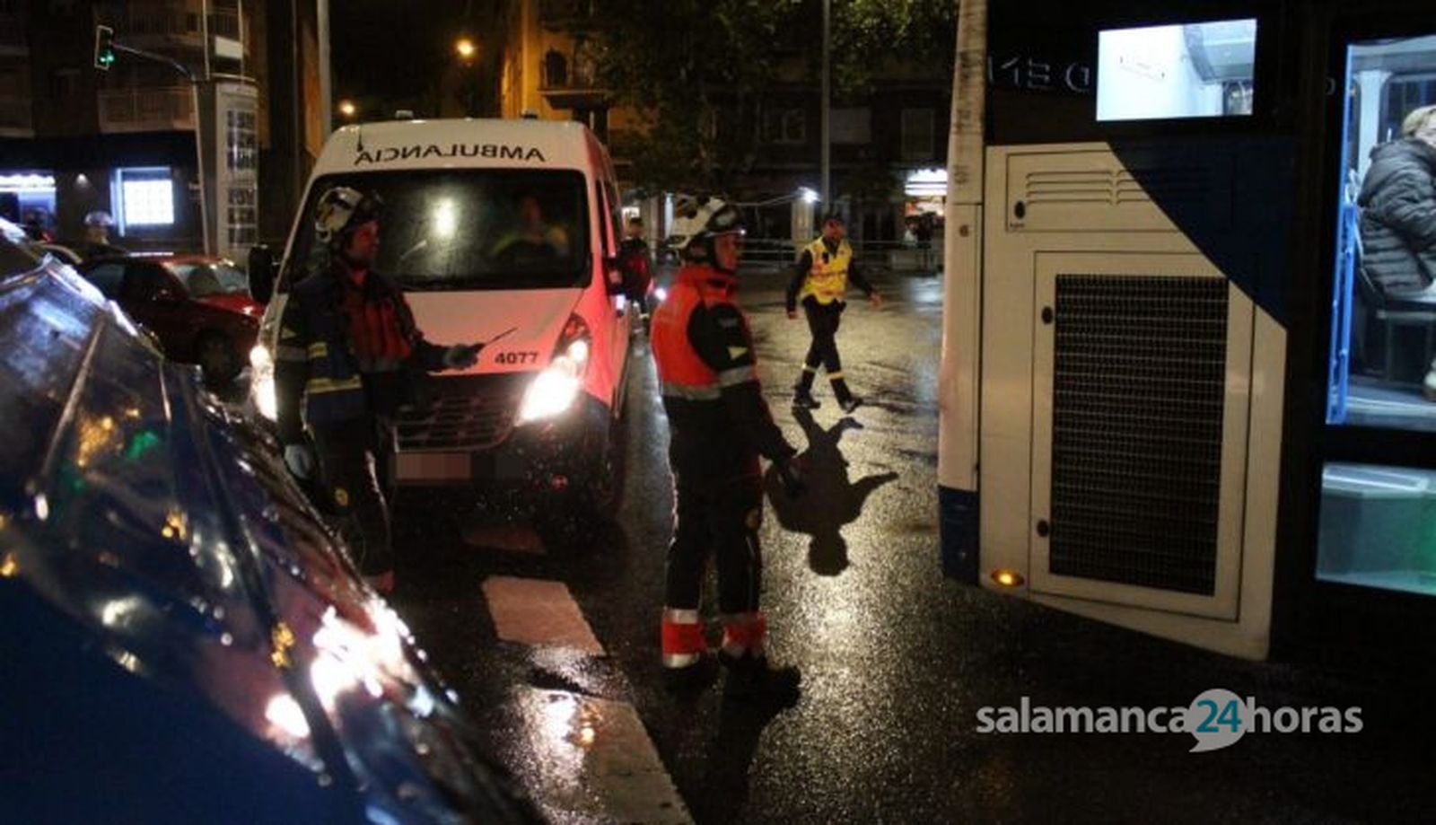 Movilización de Bomberos y Policía Local por una accidente en la glorieta en homenaje a la UDS