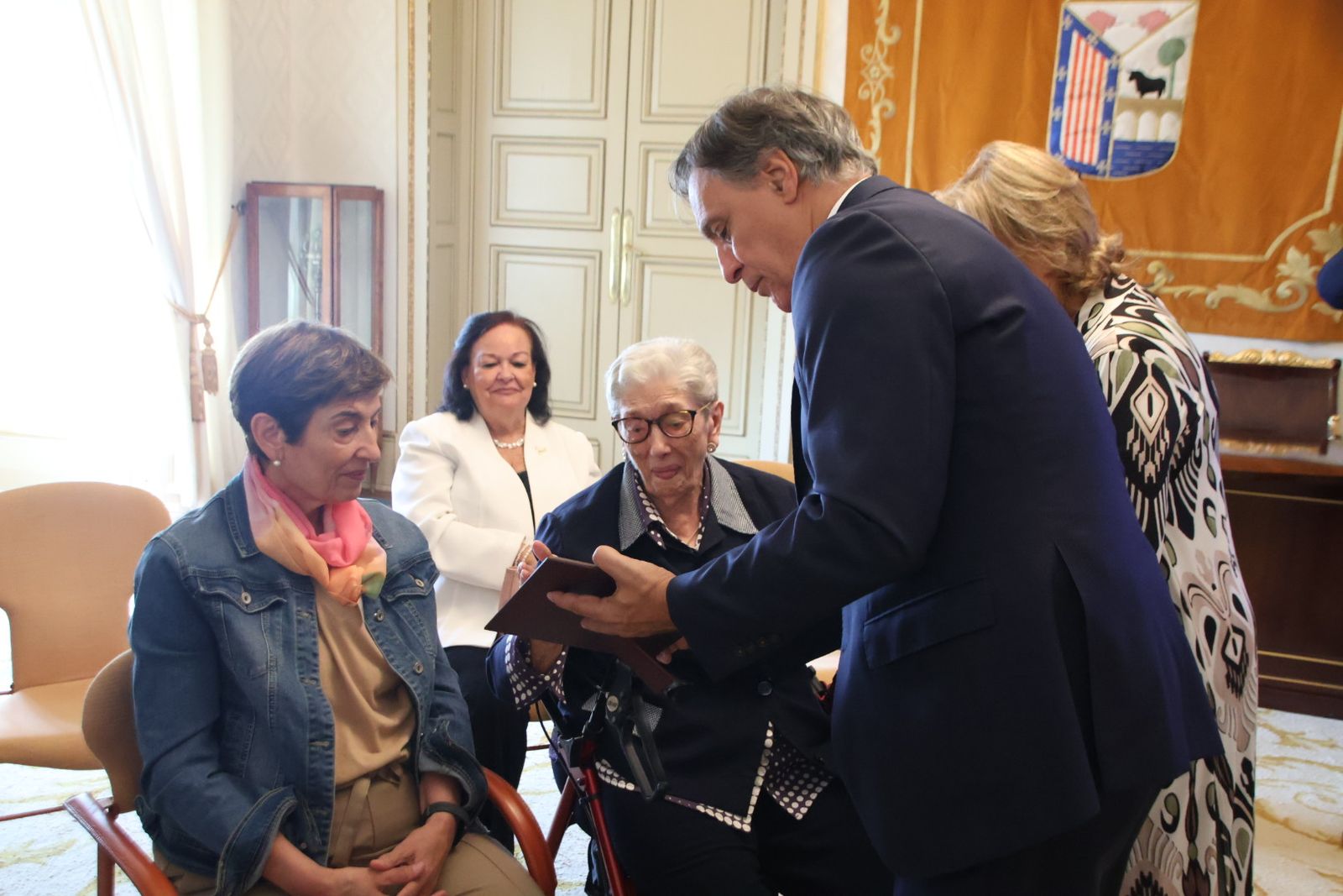 El alcalde de Salamanca, Carlos García Carbayo, preside el homenaje a personas centenarias de la ciudad