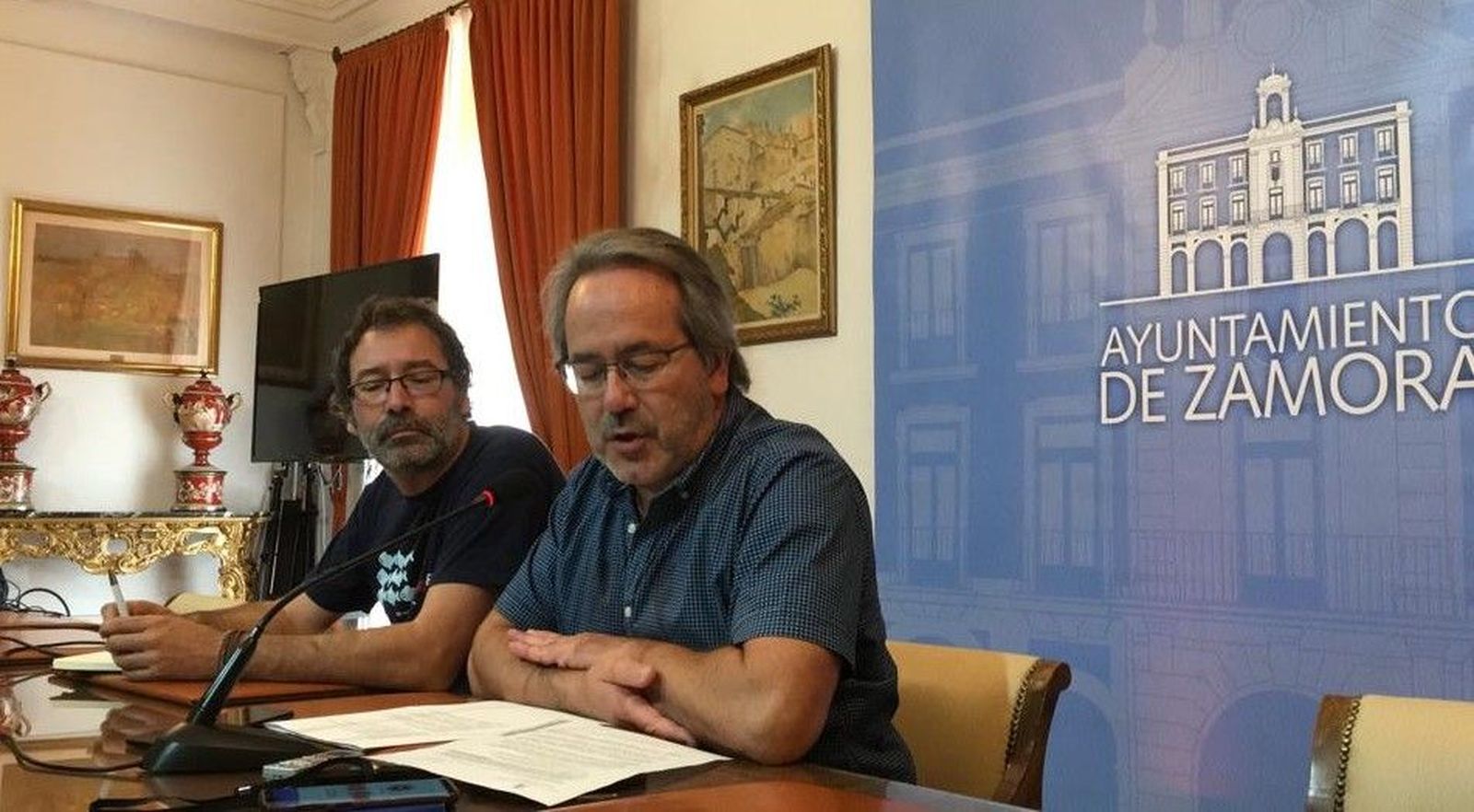 Imagen de Miguel Ángel Viñas y Francisco Guarido en el Ayuntamiento de Zamora