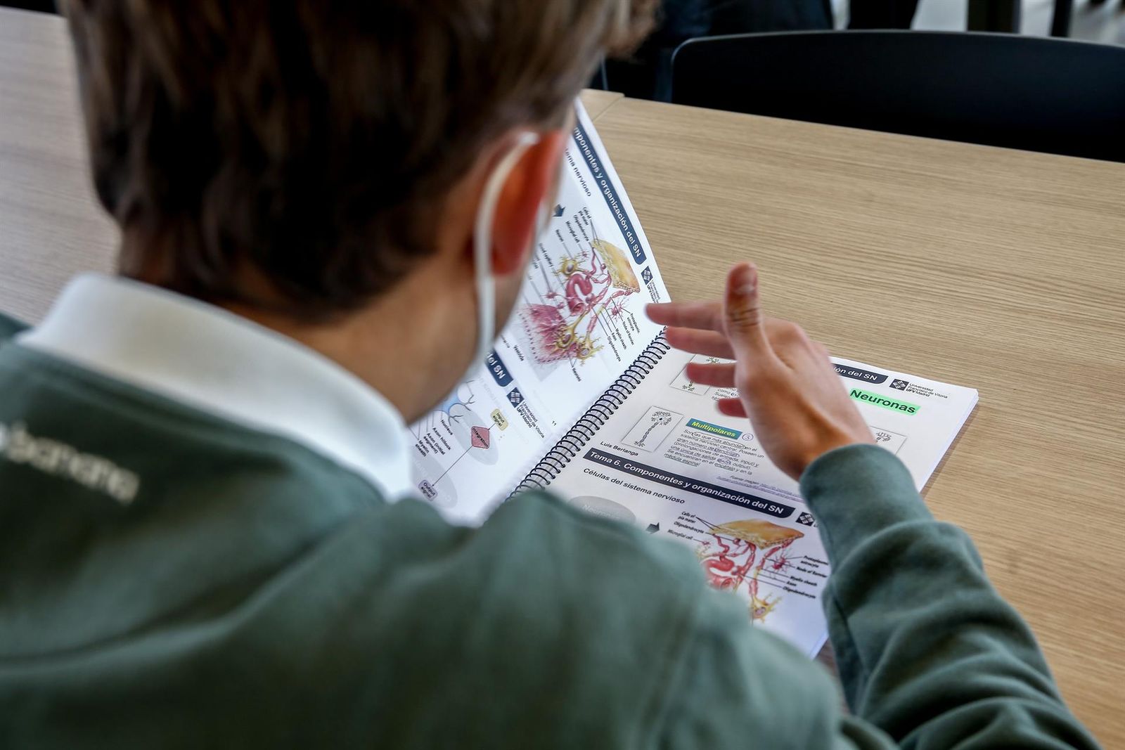 Un alumno estudia en una sala de estudio