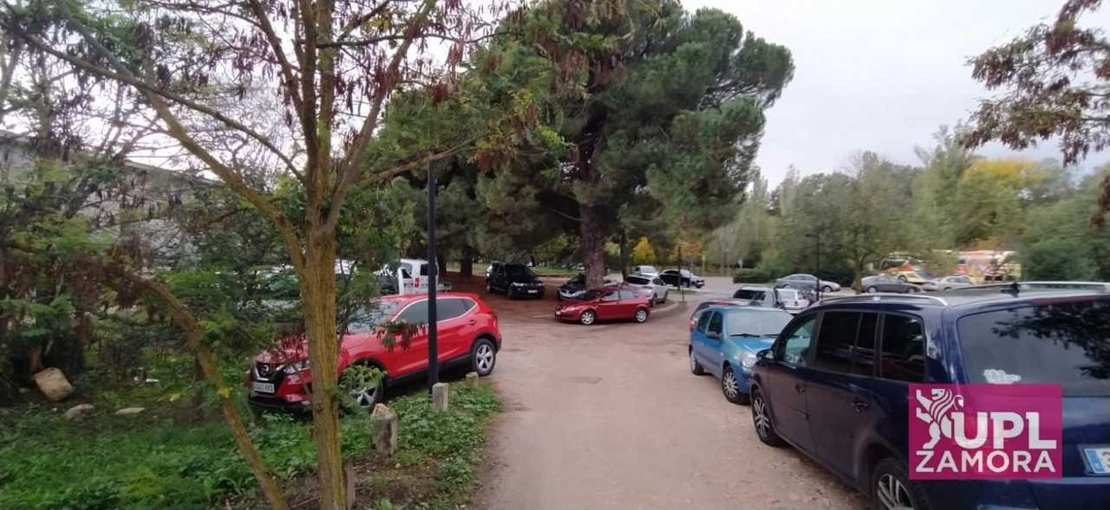 Coches aparcados en Valorio