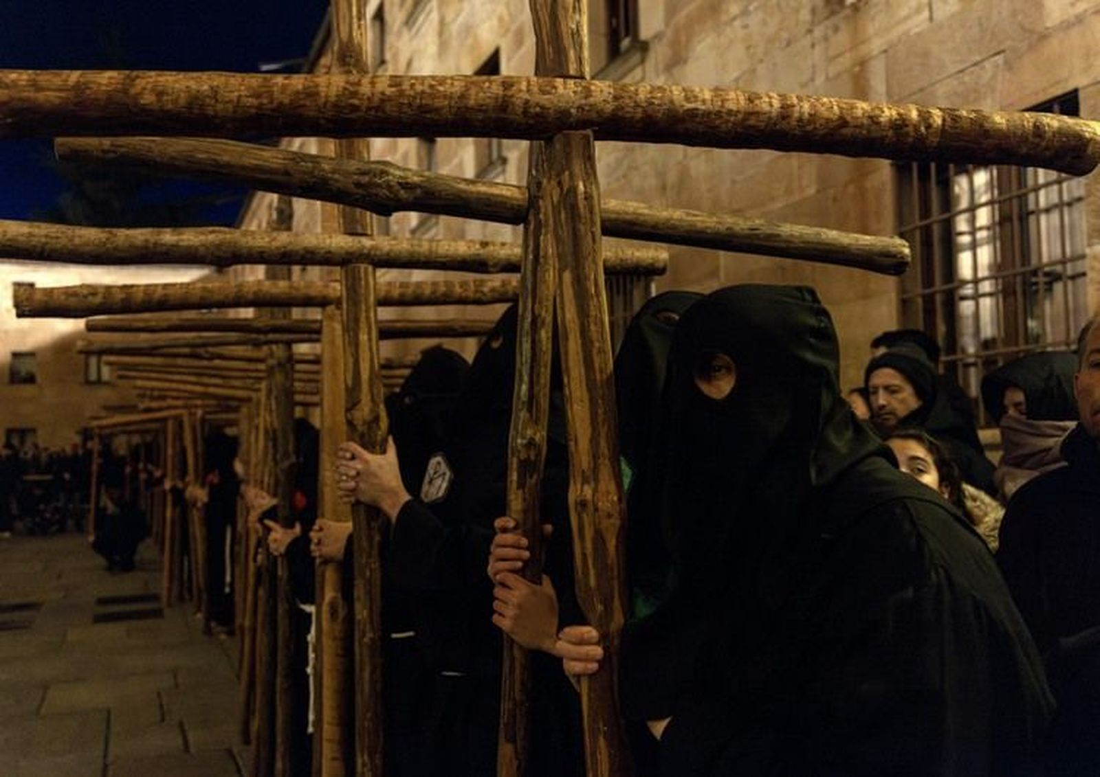 la-hermandad-universitaria-saca-en-procesion-las-imagenes-del-santisimo-cristo-de-la-luz-y-nuestra-senora-de-la-sabiduria-y-realiza-la-promesa-de-silencio-en-el-patio-de-escuelas-2