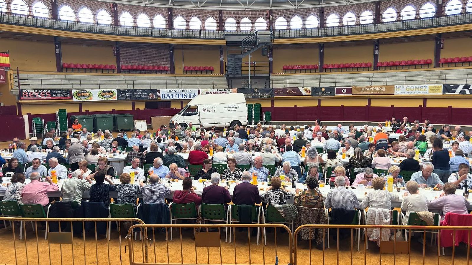 Comida del día del mayor en las fiestas de Alba de Tormes 