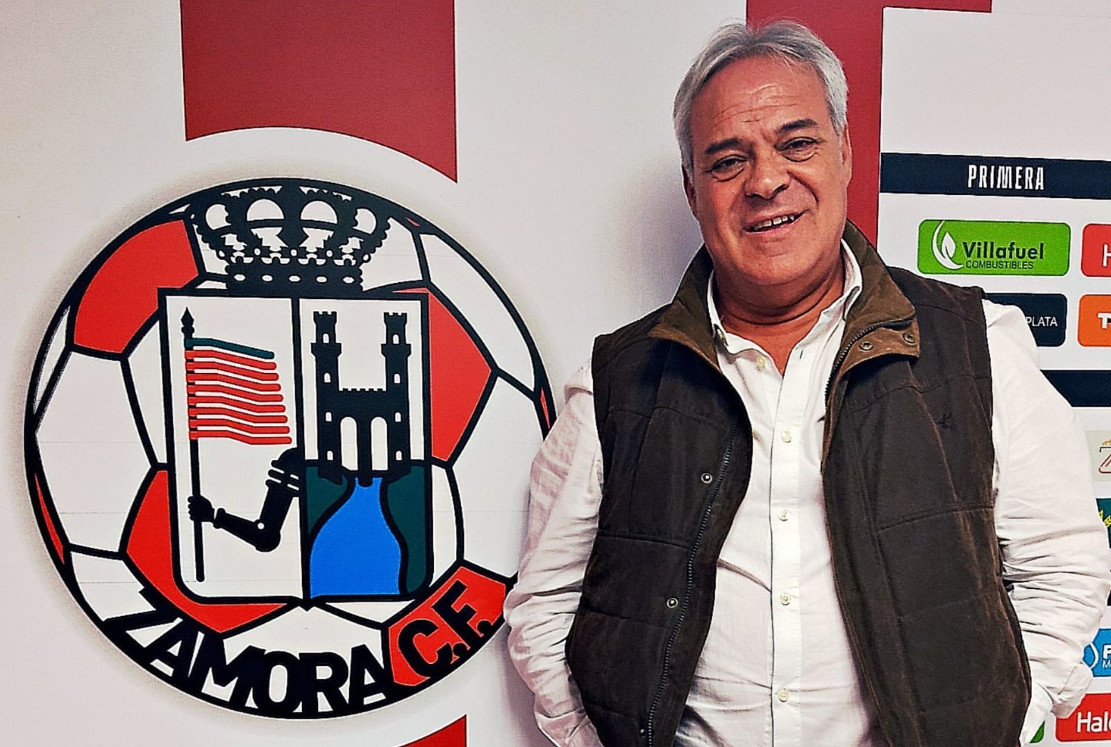 Dela posa junto al escudo del Zamora CF