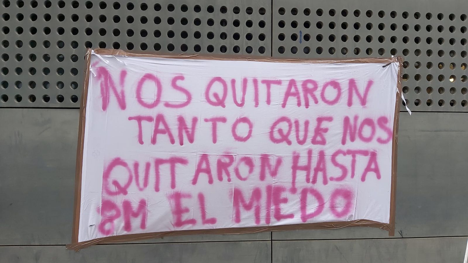 Pancartas obligadas a retirar del Hospital de Salamanca.