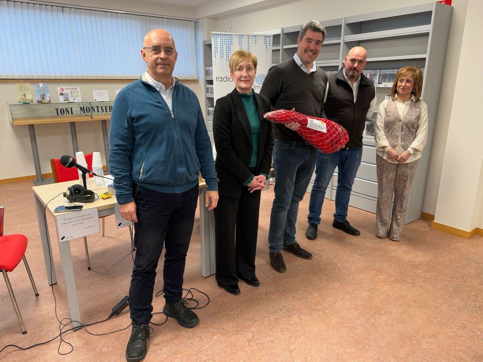 Toni Monserrat recibe el jamón del reto en Guijuelo