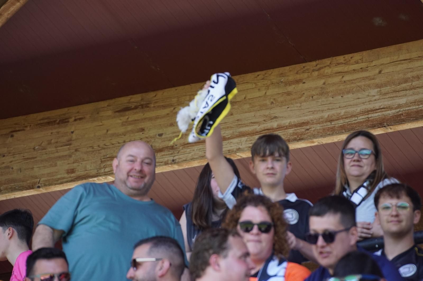 Gran ambiente en la grada para ver el partido entre Zamora - Unionistas en el Estadio Ruta de la Plata