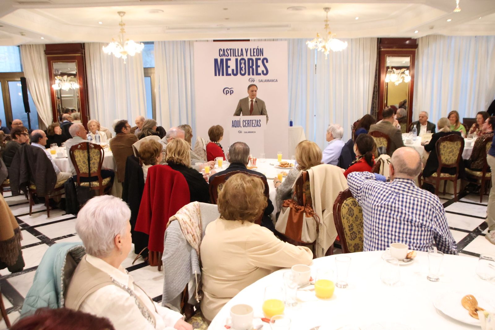 Isabel Blanco y García Carbayo participan en un encuentro con personas mayores de la ciudad