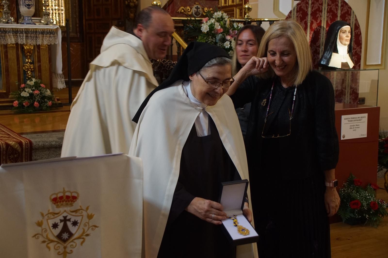 Alba nombra hijo adoptivo al prior Miguel Angel González  (41).jpeg