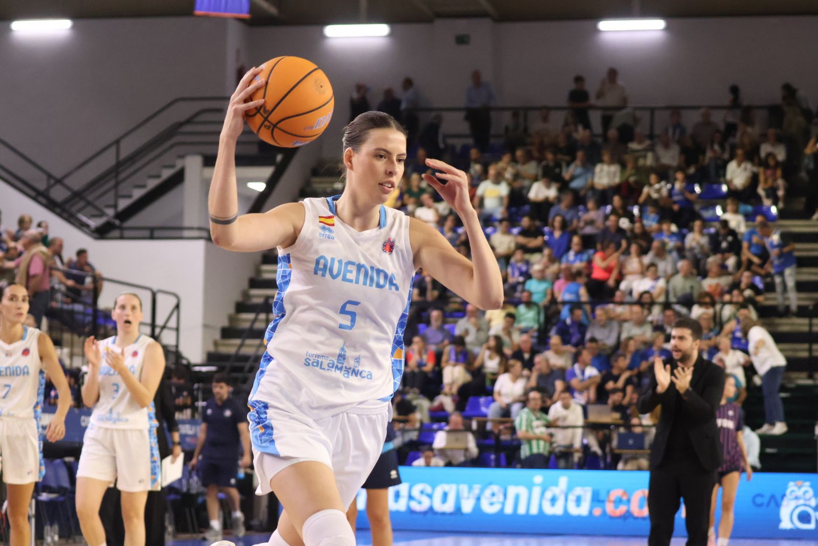 Perfumerías Avenida - Nyon Basket