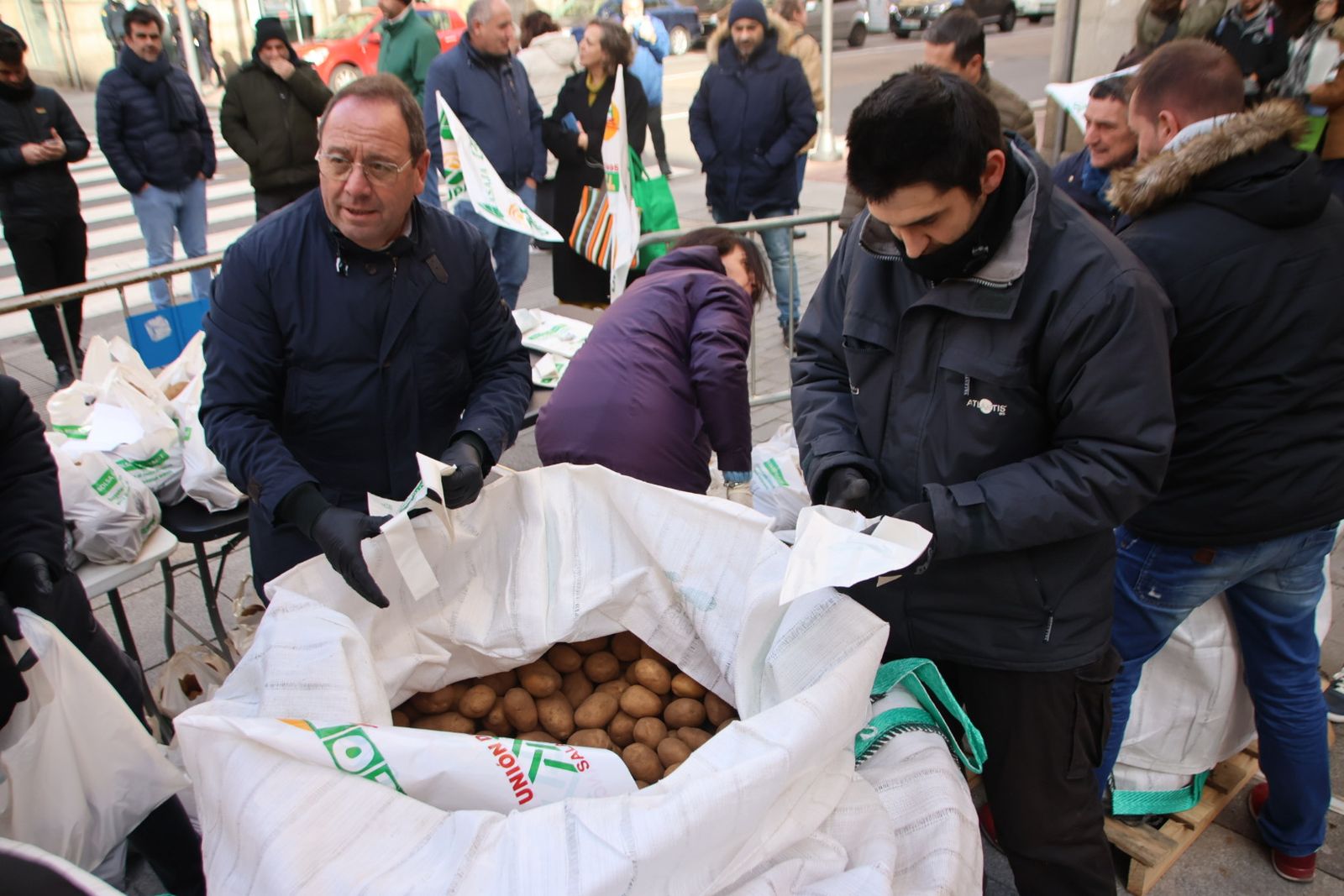 Reparto de 4.000 kg de patatas