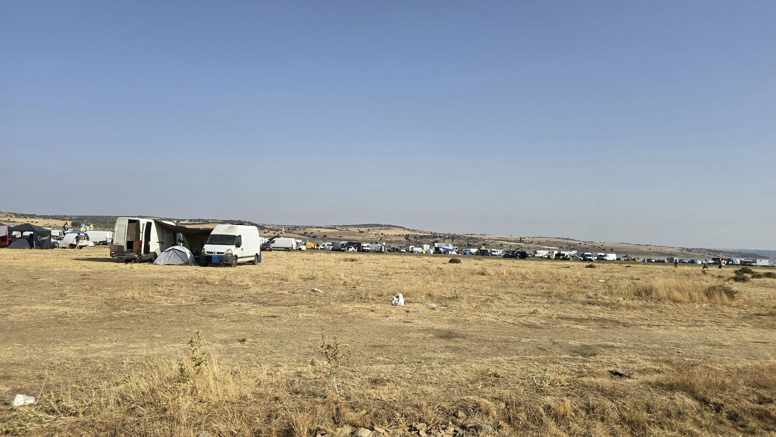 Sigue la rave con cientos de campistas en el entorno del pantano de Santa Teresa