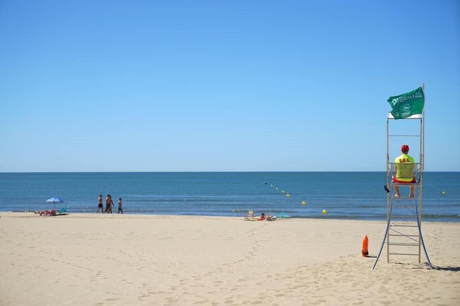 Un socorritas vigilan en una playa de Ayamonte durante la jornada del pasado viernes.