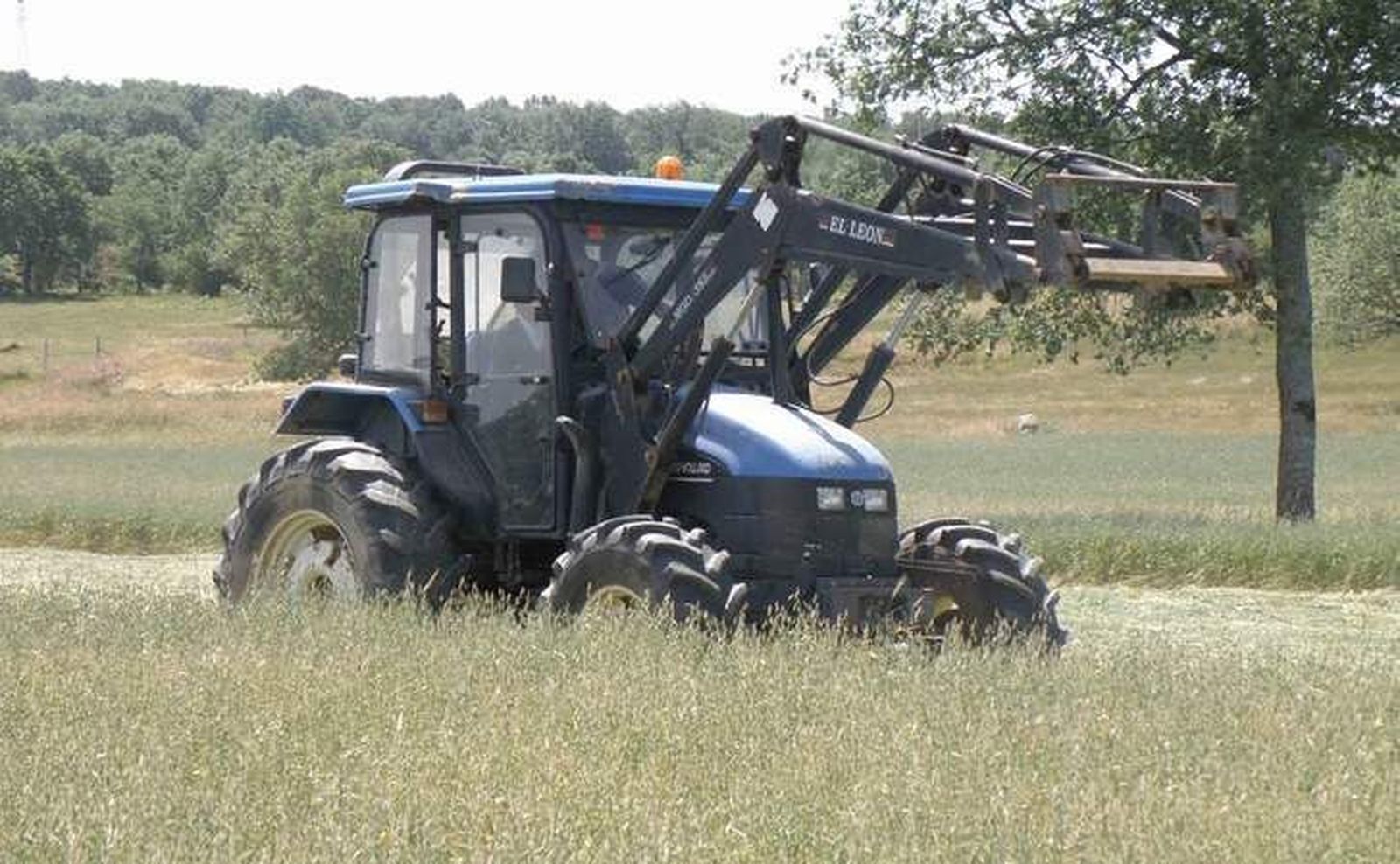 Un tractoren el campo. PAC. Unidades de Desarrollo Agrario. Archivo.