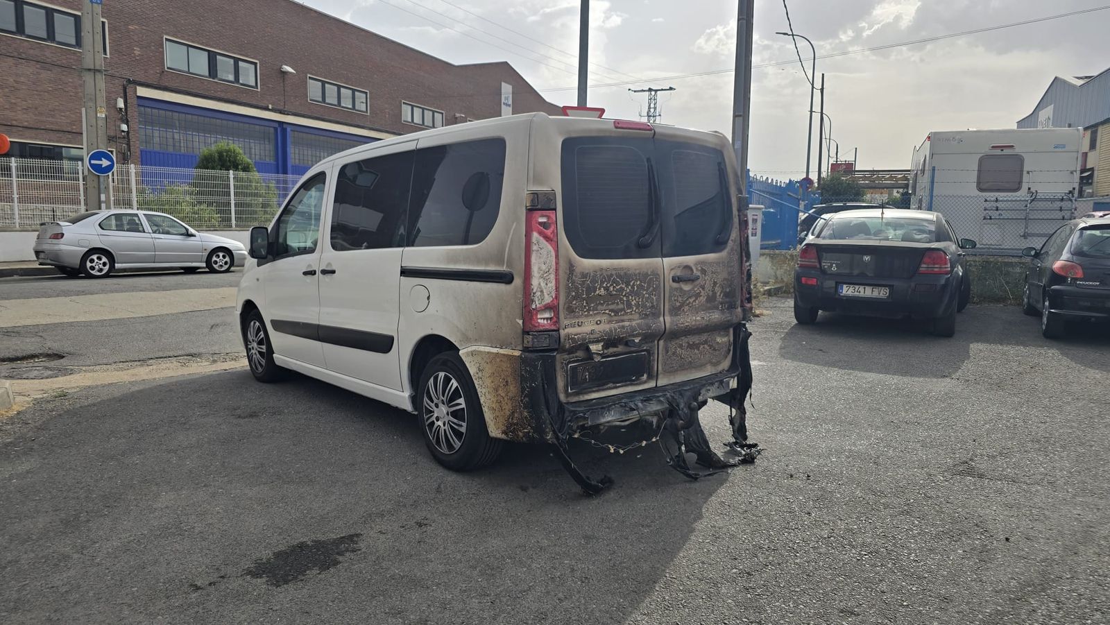 Los bomberos sofocan un gran incendio en el Polígono Industrial de Los Montalvos