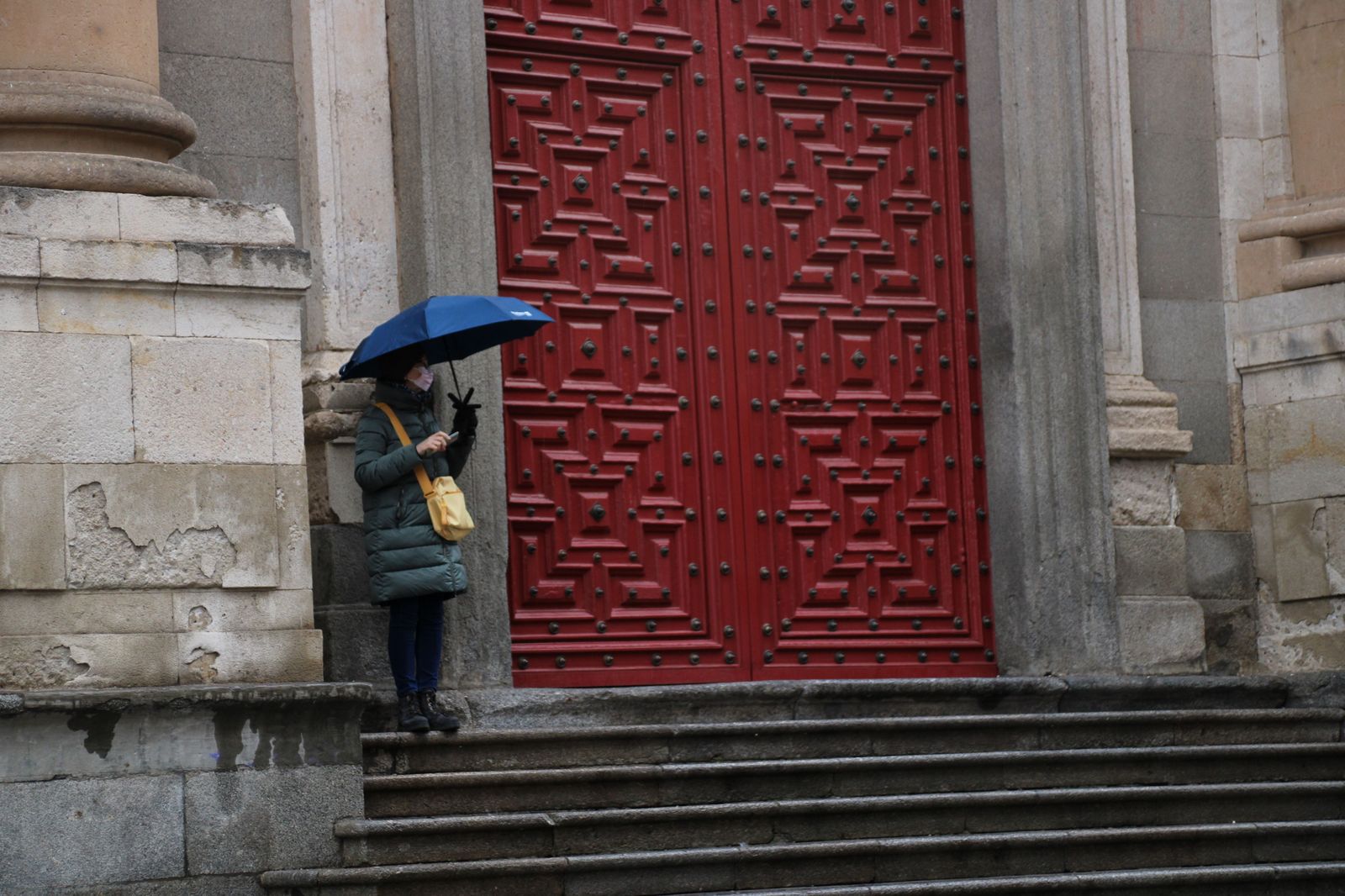 Mujer se resguarda de la lluvia