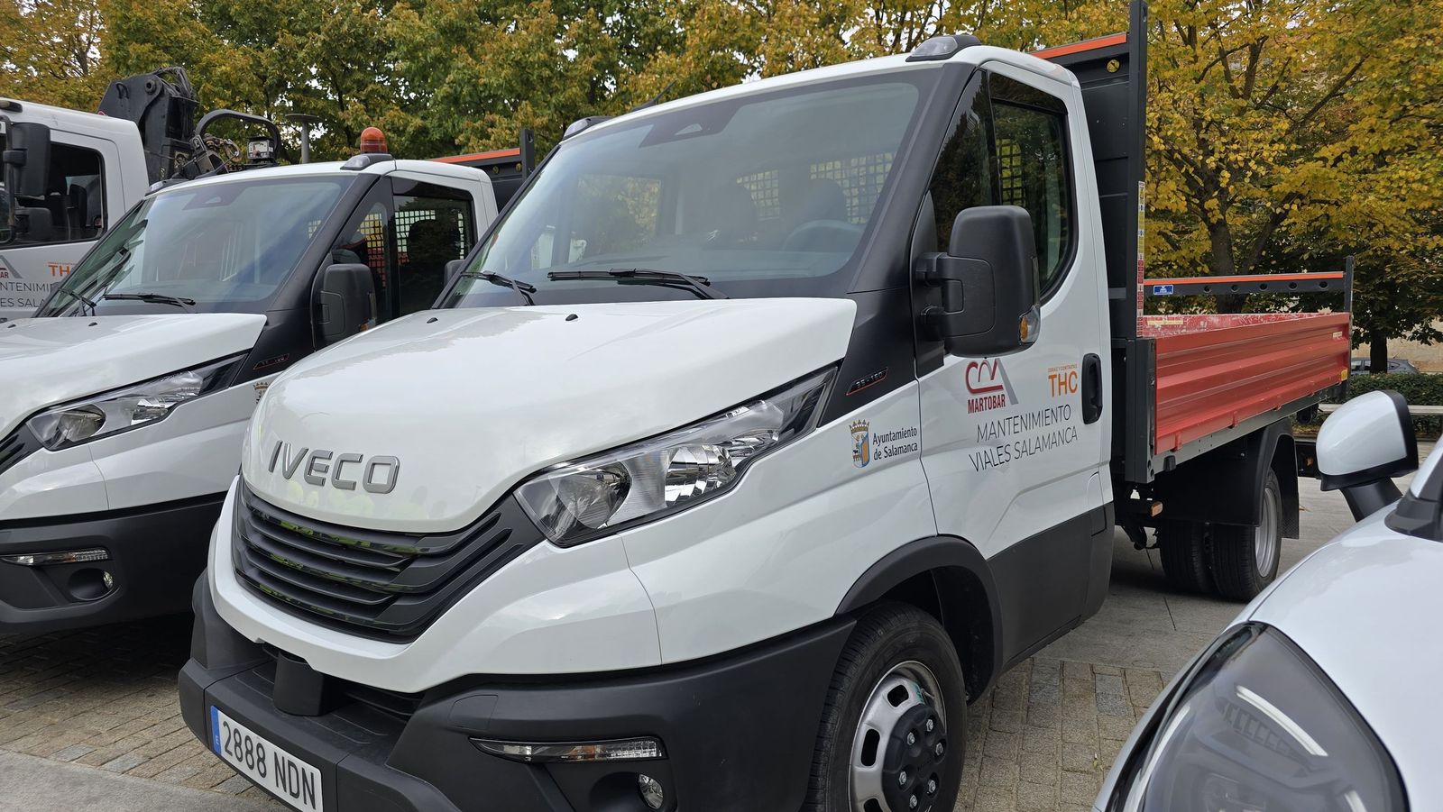 El concejal de Fomento, Fernando Carabias, presenta la nueva maquinaria para el mantenimiento de viales de la ciudad