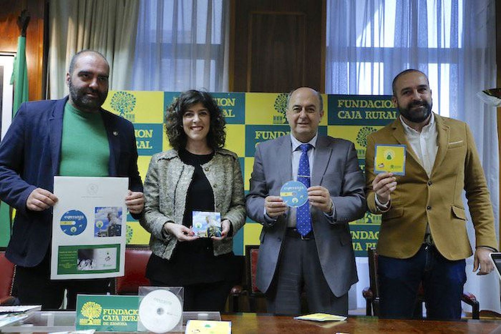 La Esperanza conmemora su transición de sección a cofradía con el regalo de 4.000 DVD