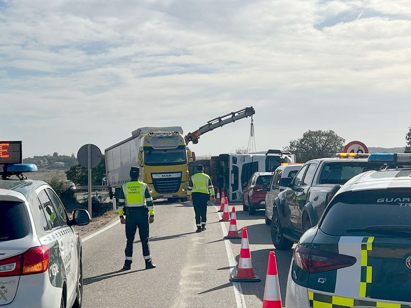 Imagen de los trabajos de retirada del camión en la N 631. ICAL