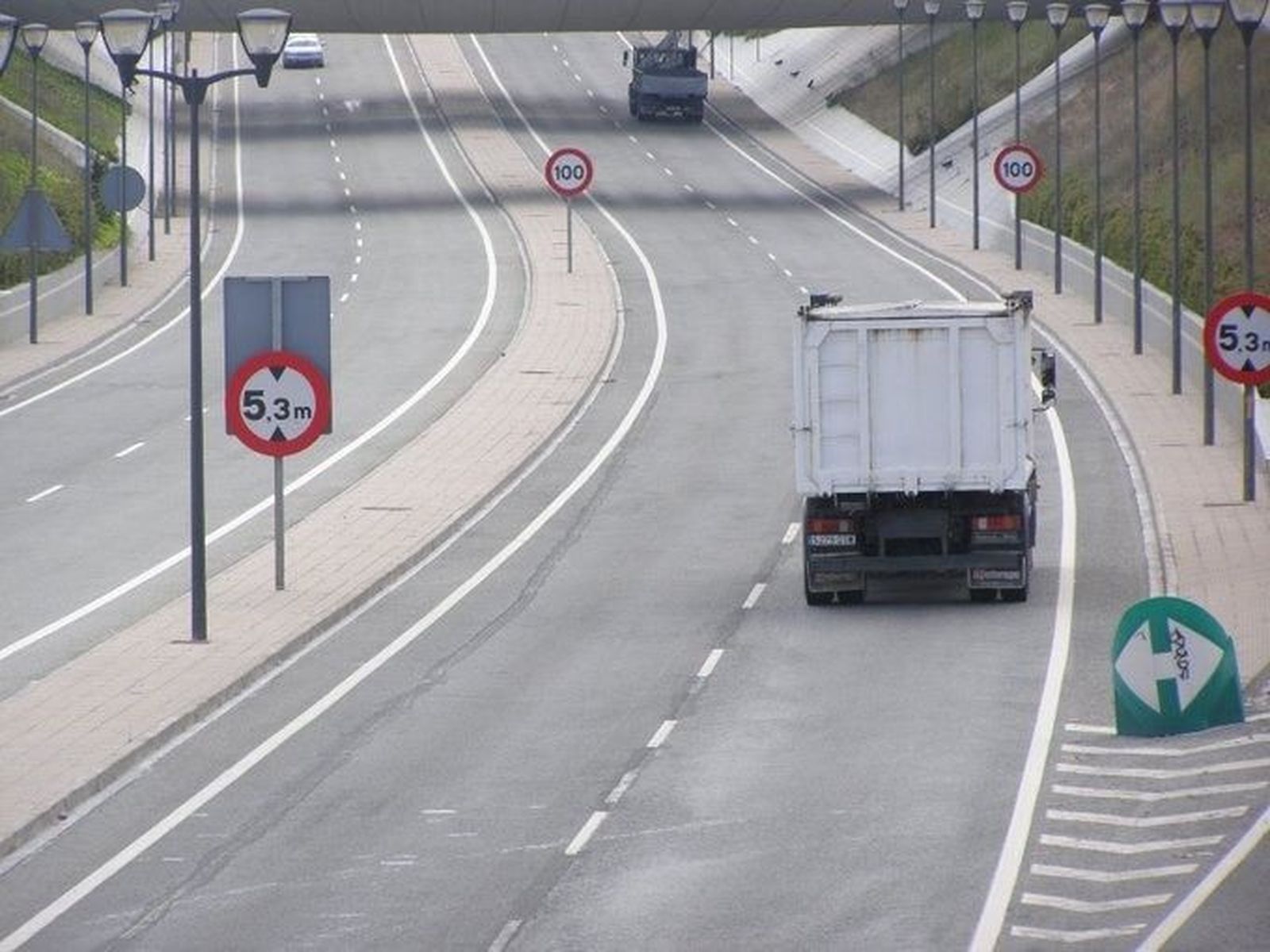 Un camión circulando por una vía navarra