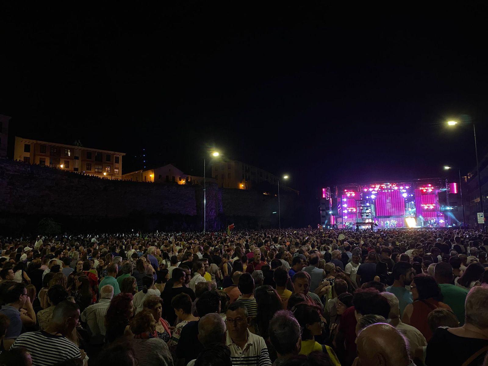 La multitud disfruta de la Orquesta Panorama en Zamora