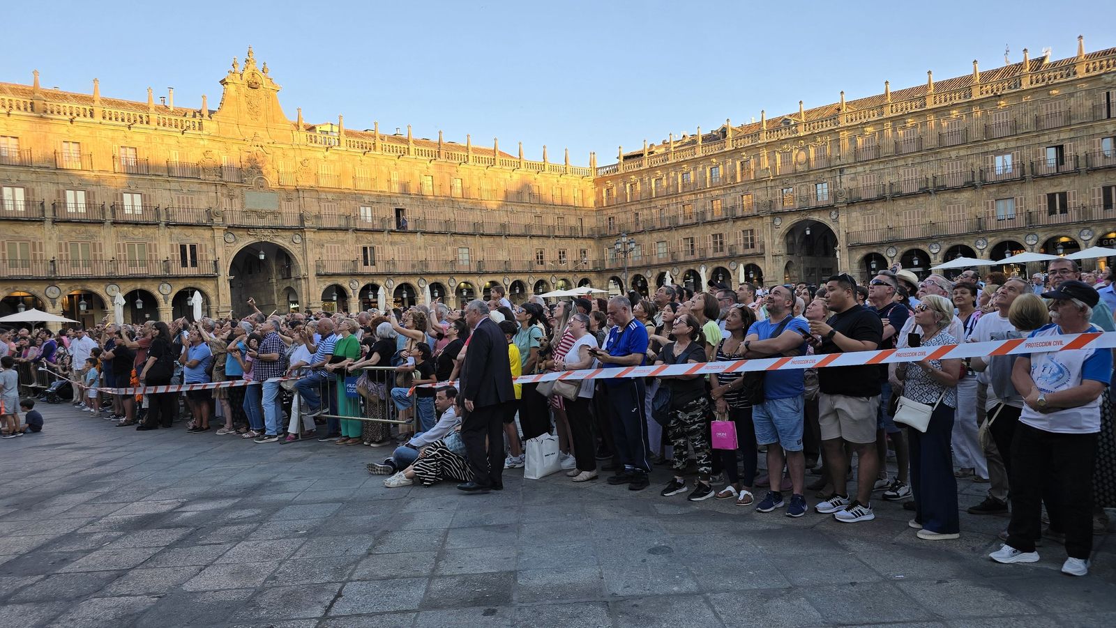 El alcalde de Salamanca, Carlos García Carbayo, y miembros de la Corporación Municipal asisten al tradicional acto de colocación de La Mariseca