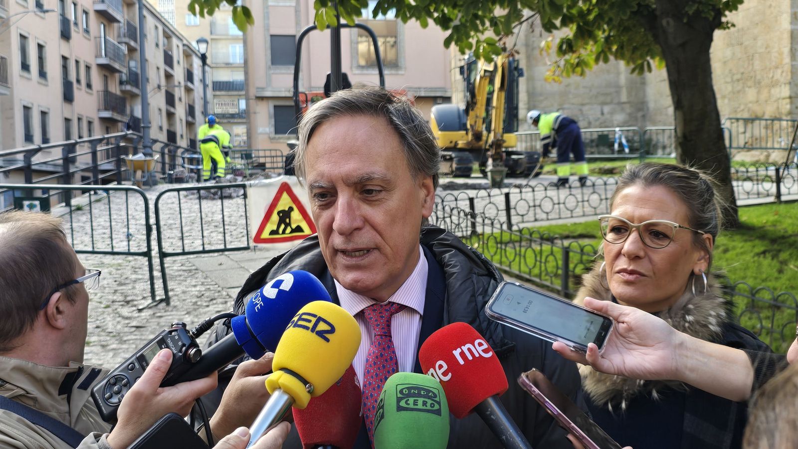 El alcalde de Salamanca, Carlos García Carbayo, visita las obras de renaturalización de plazas del casco histórico de la ciudad