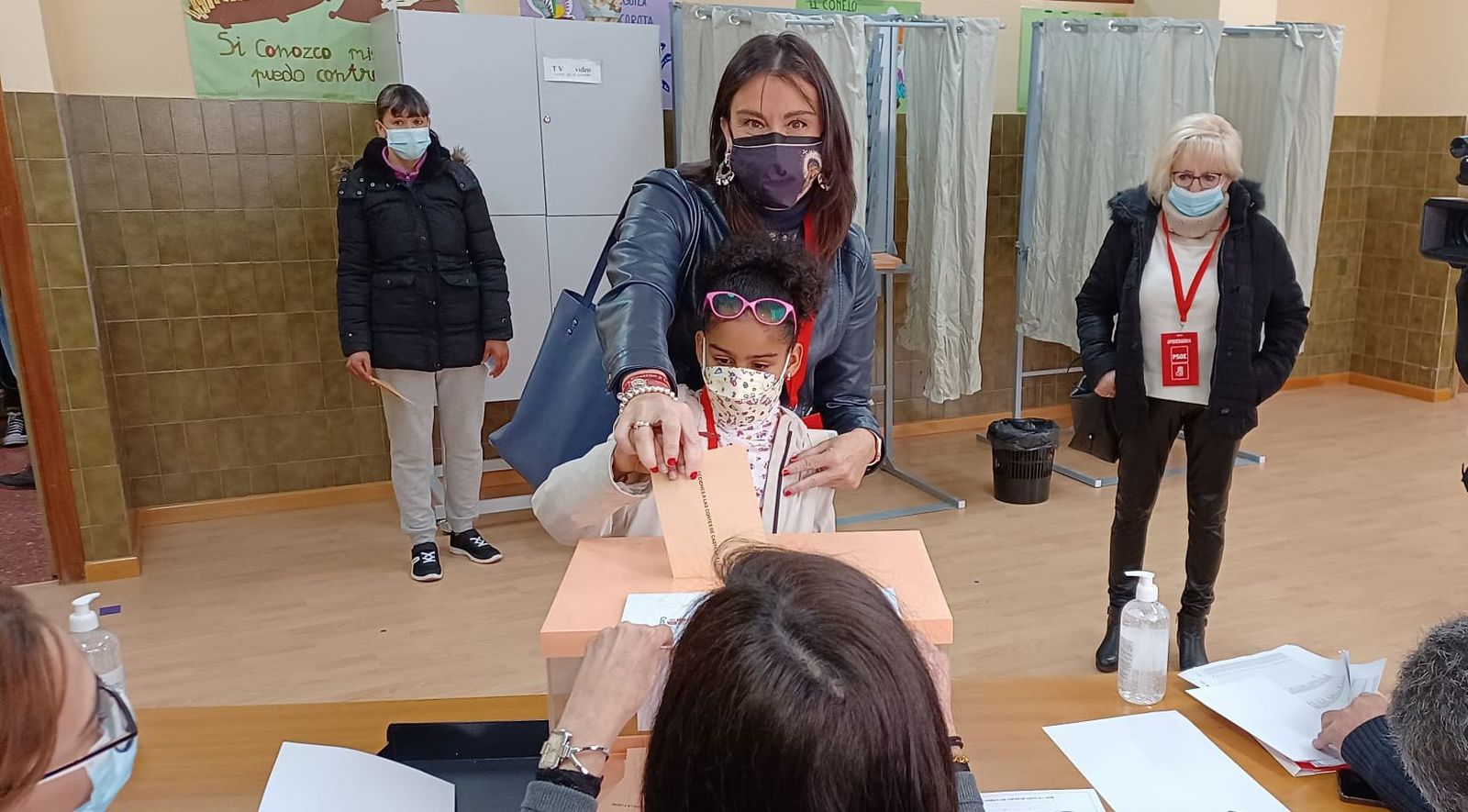 Ana Sánchez ejerce su derecho a voto