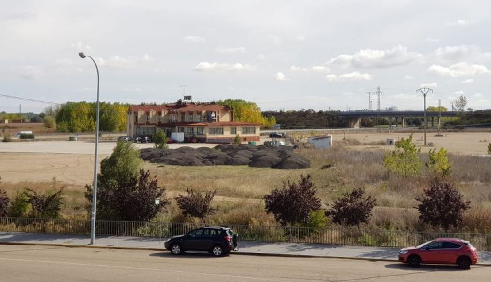 Depósito de residuos asfálticos junto al hostal Alameda (2)