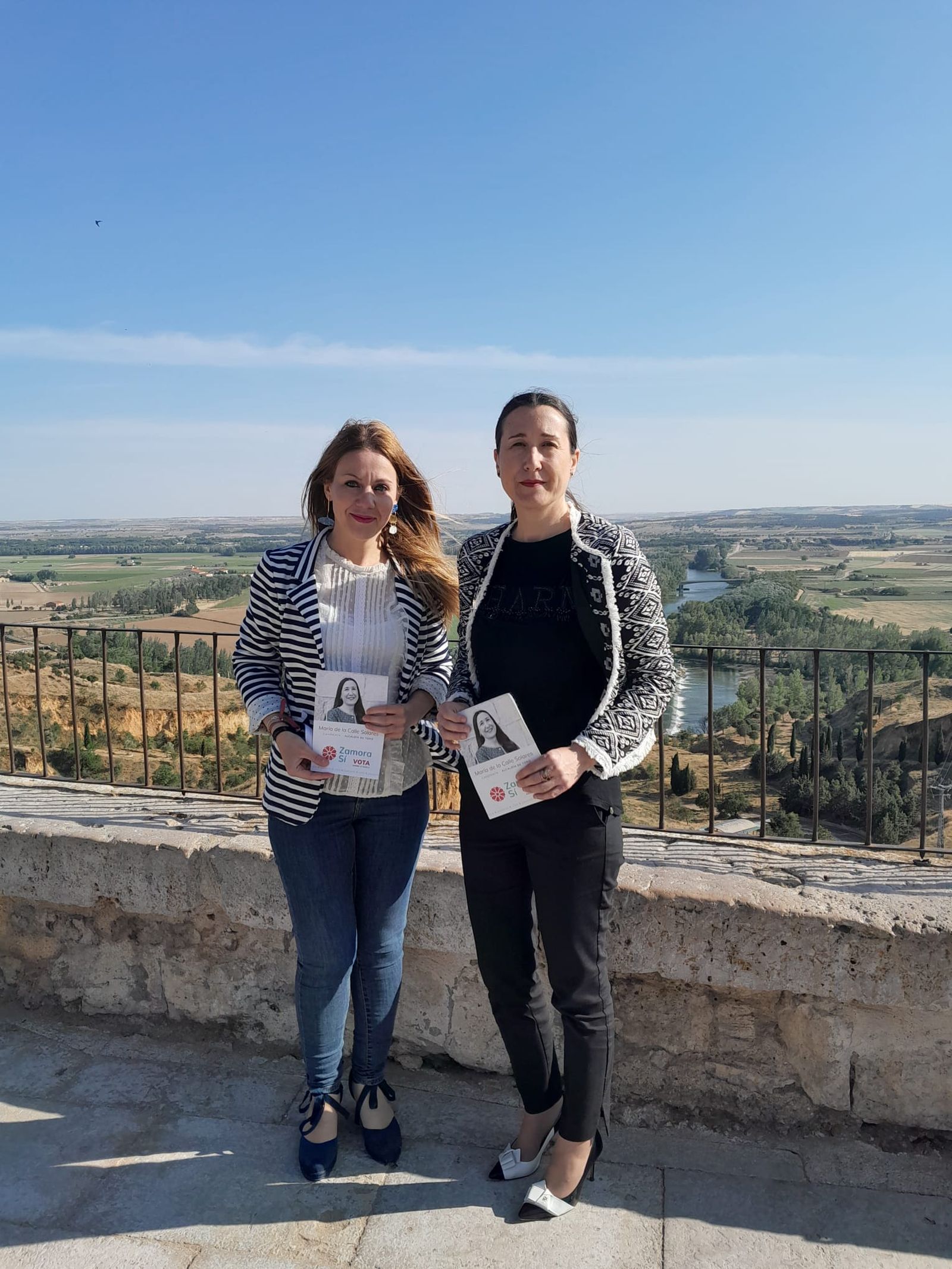 La candidata a la Alcaldía de Toro, María de la Calle, y la número dos de la lista, Carmen González