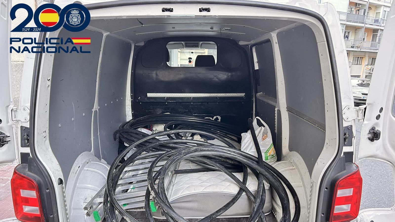 Imagen cargada con cables de cobre