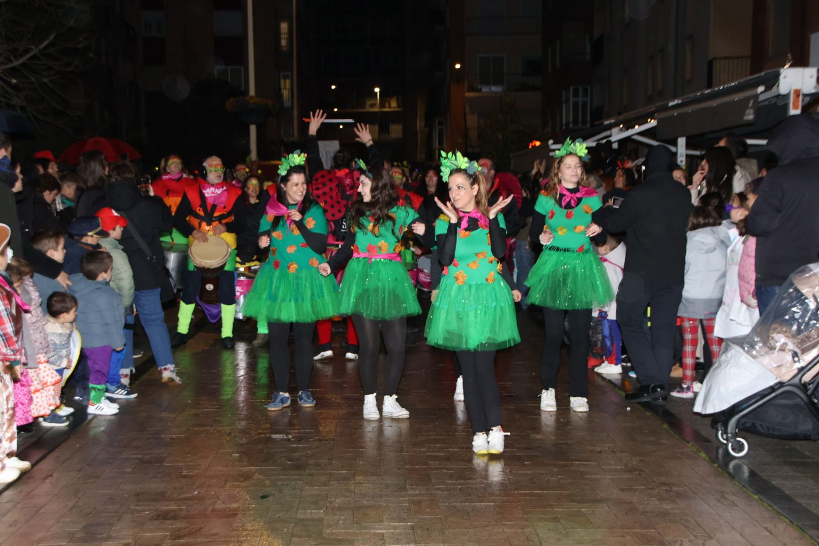 Desfile de disfraces con pasacalles a cargo de Blocco Charr