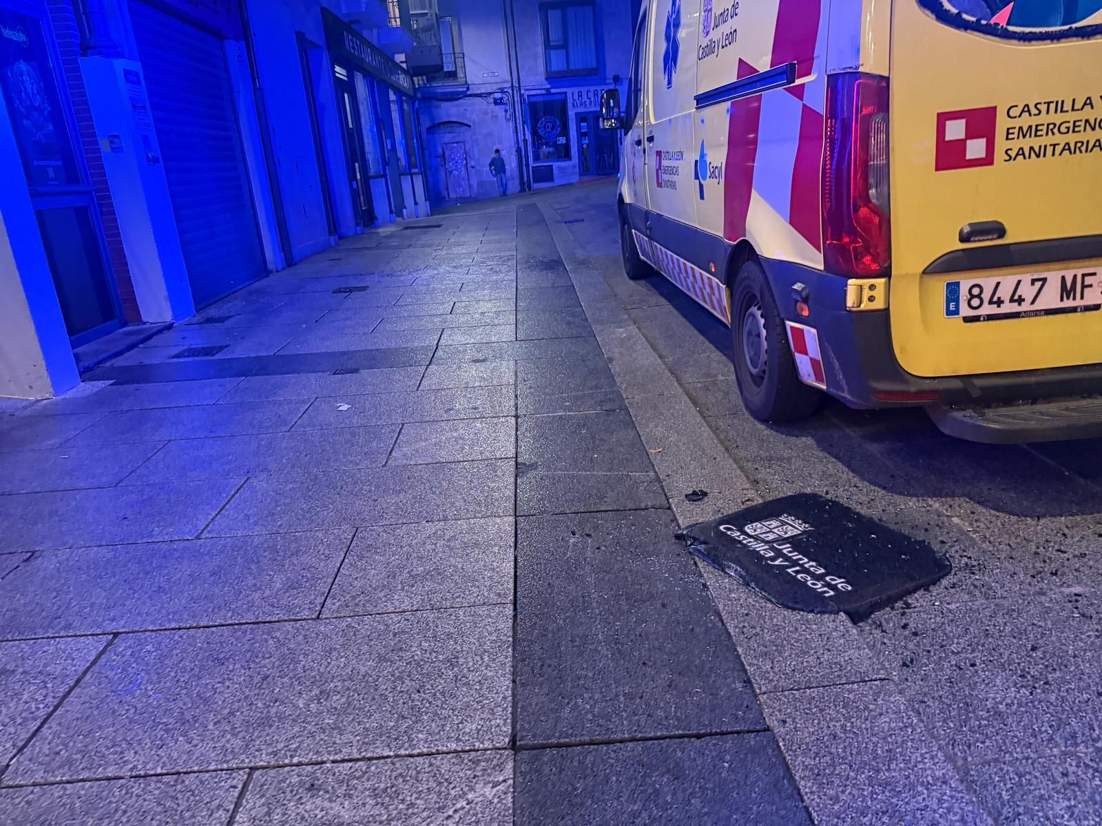 Rompe la ventana de una ambulancia en el Fin de Año Universitario (2)