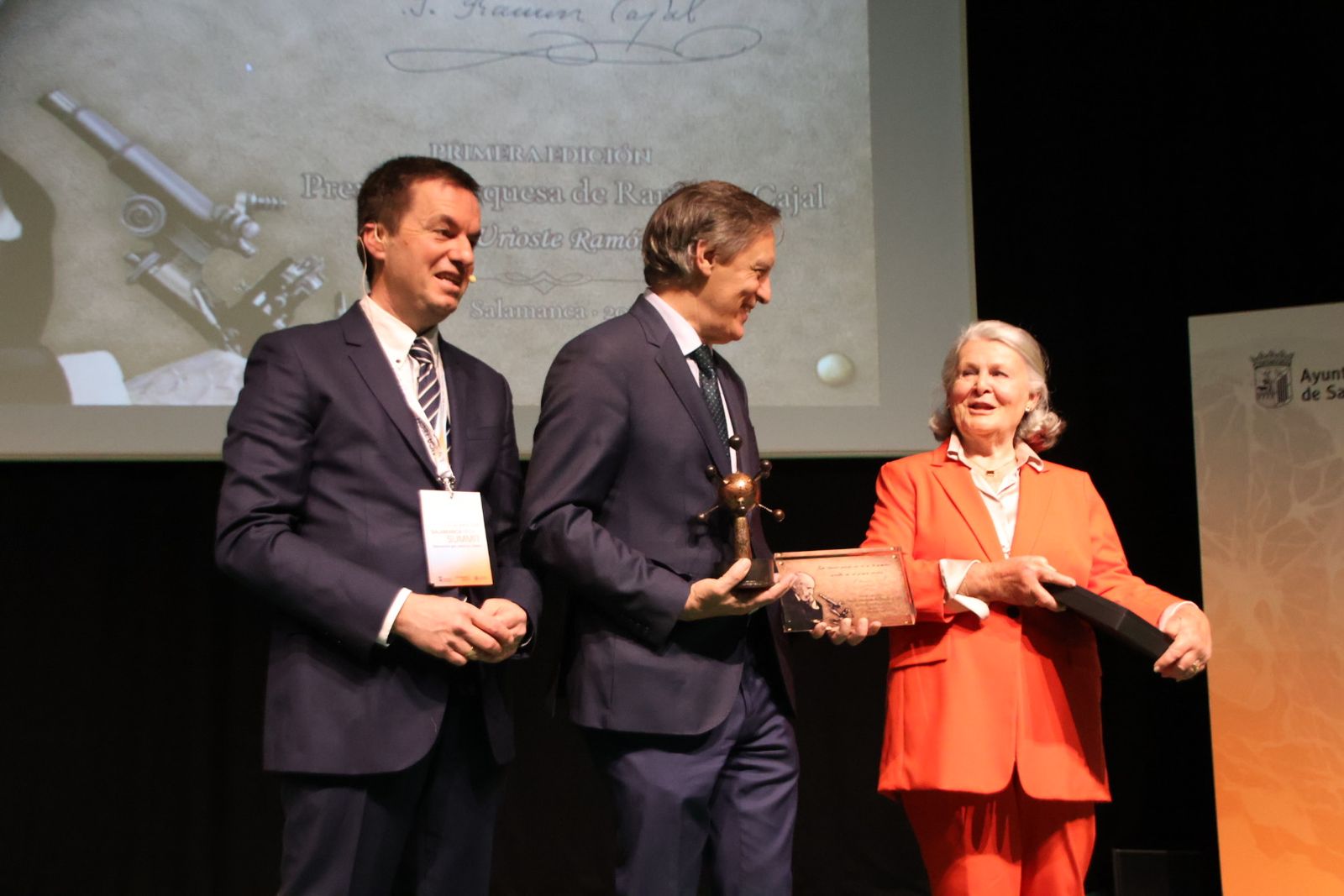 El alcalde de Salamanca, Carlos García Carbayo, recoge los Premios Santiago Ramón y Cajal en el marco de Salamanca Tech Summit
