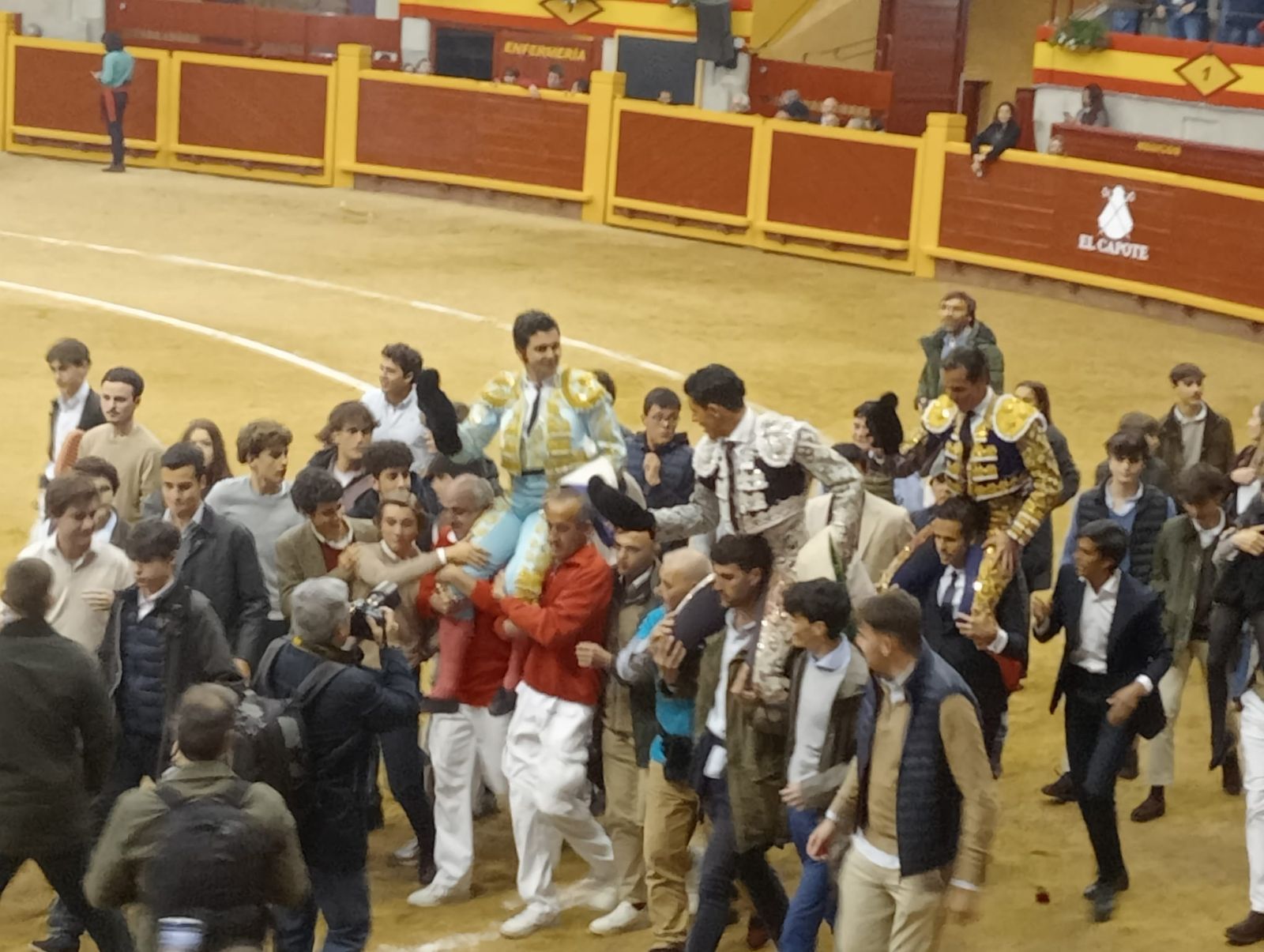 El salmantino Javier Blanco sale a hombros tras recibir la alternativa en Moralzarzal