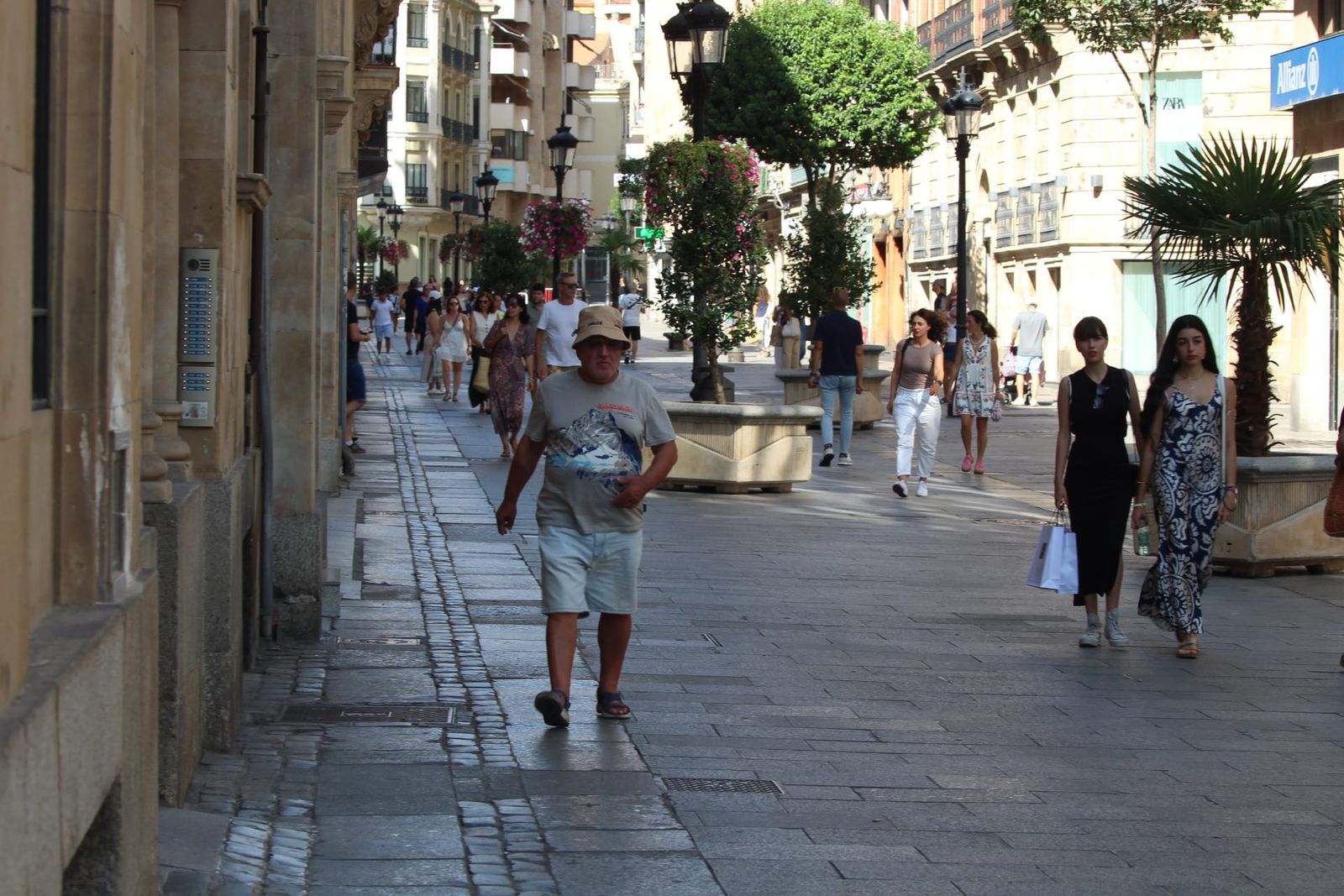 Gente paseando por las calles de Salamanca en verano