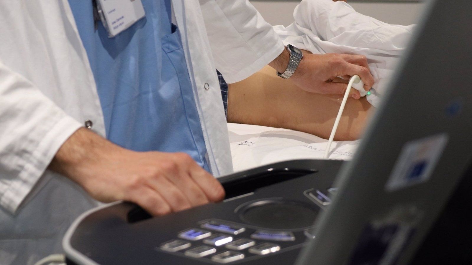 Profesional realizando ecografía. EP