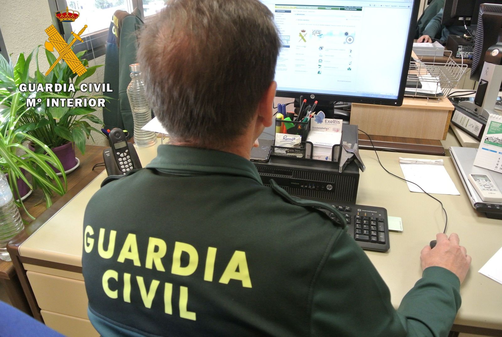Guardia Civil investiga con ordenador, en una imagen de archivo. Foto Guardia Civil