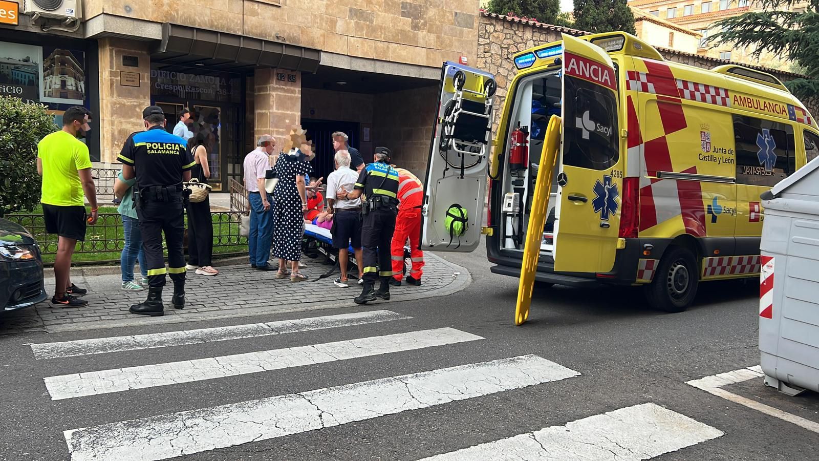 La mujer siendo atendida tras el atropello en la calle Condes de Crespo Rascón