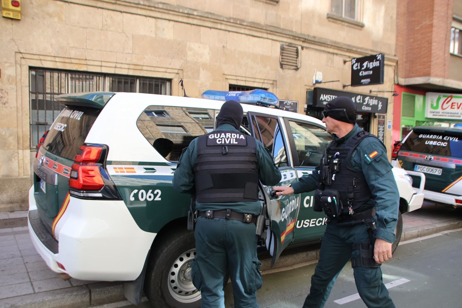 Detención del exalcalde de Trabanca en una redada de la Guardia Civil en la calle Alfonso de Castro